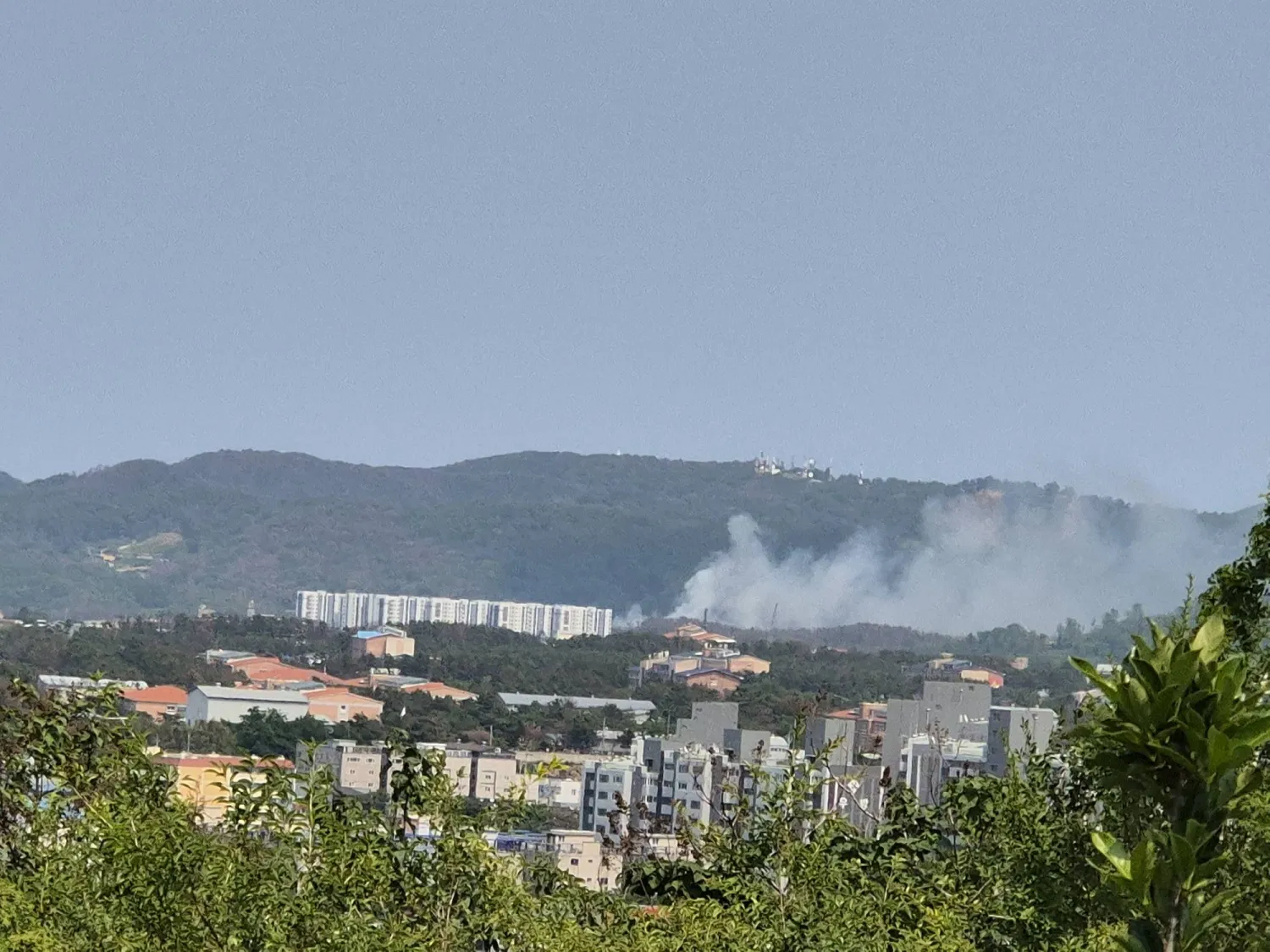 29 May 2025, South Korea, Pohang: Smoke rises from a mountain in Pohang, North Gyeongsang Province, southeastern South Korea, on May 29, 2025, where a Navy patrol plane carrying four people crashed. Photo: YNA/dpa