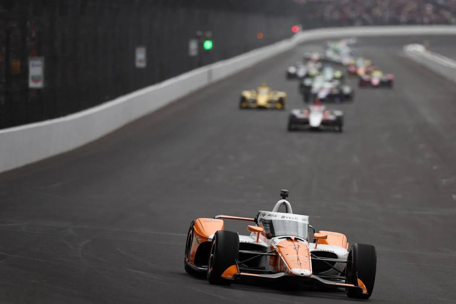 يأمل منافسو مكلاري أن تساعد اختبارات الجناح الأمامي في تقليص الفارق في إسبانيا (أ.ف.ب)