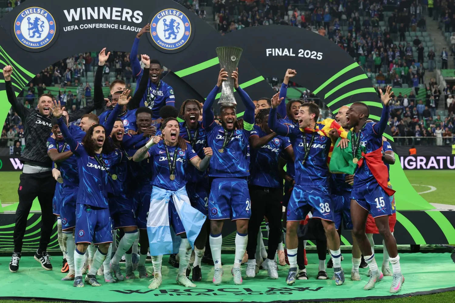 لاعبو تشيلسي يحتفلون بالكأس بعد فوزهم على ريال بيتيس (إ.ب.أ)