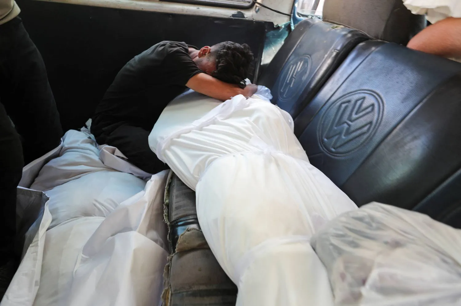 جثث لفلسطينيين قُتلوا في غارات إسرائيلية في مستشفى الشفاء بمدينة غزة (رويترز)