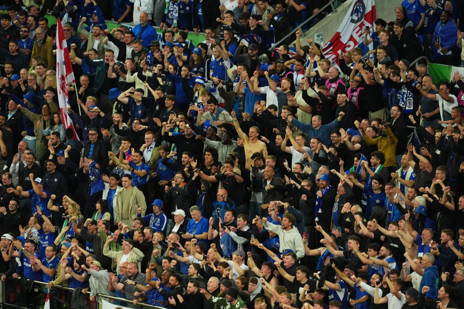 احتفل مشجعو تشيلسي بتحقيق لقب «دوري المؤتمر الأوروبي» الأربعاء (رويترز)