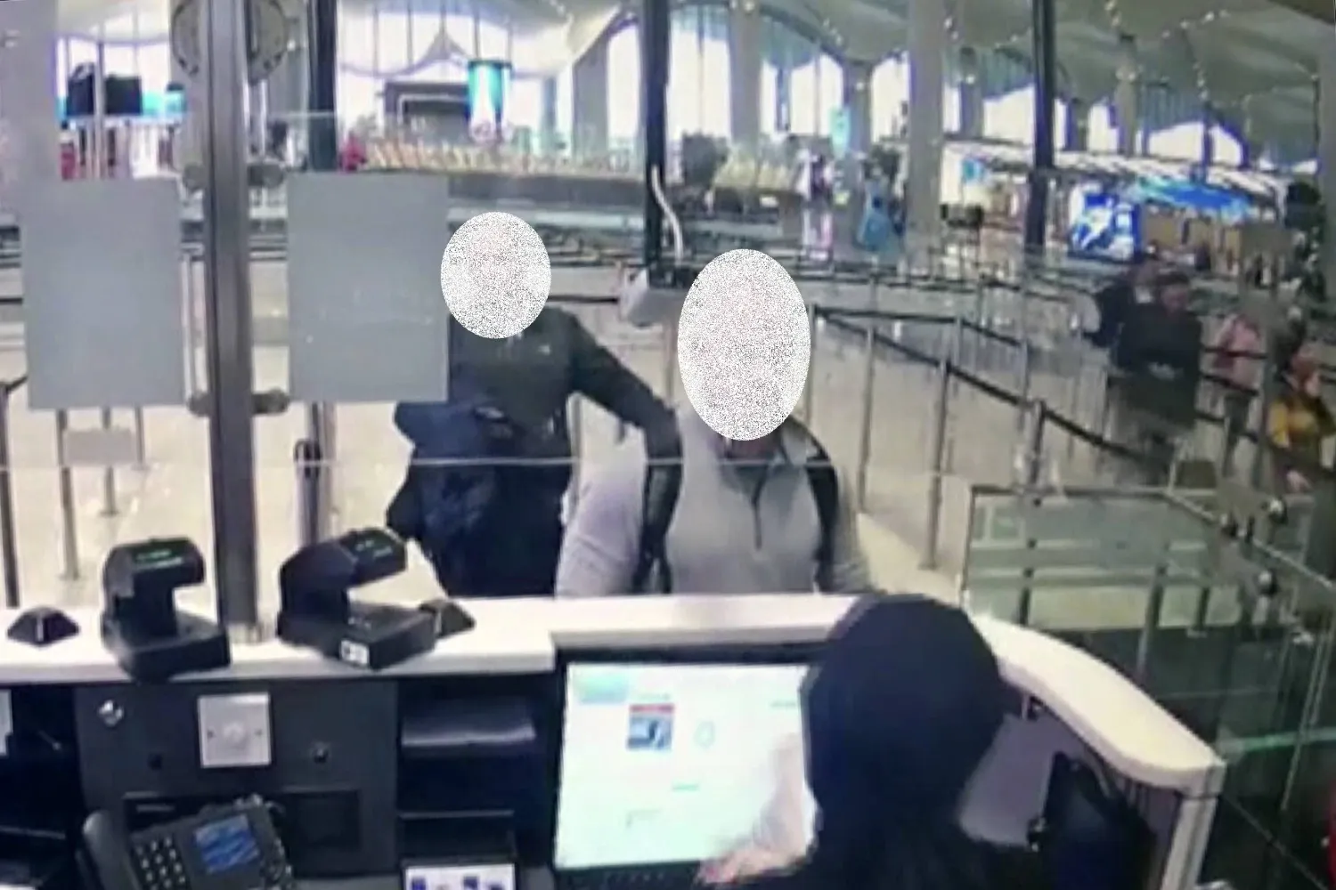 المراقبة الدائمة تُفعِّل آلية «الكرّ أو الفرّ» في الدماغ (أ.ب)