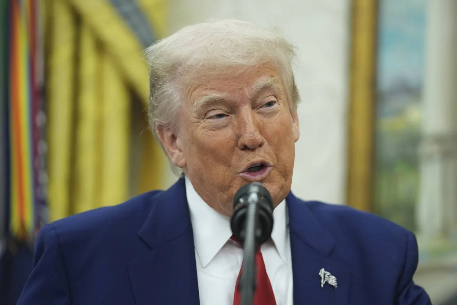 ترمب يتحدث خلال تنصيب المدعية العامة المؤقتة جينين بيرو في المكتب البيضاوي 28 مايو 2025 (أ.ب)