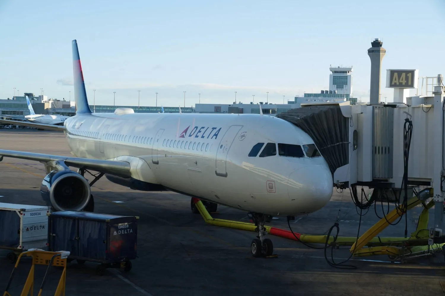 طائرة تابعة لشركة «دلتا» الأميركية تظهر في مطار بكولورادو (رويترز)