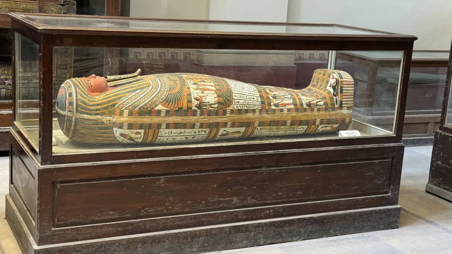 أحد توابيت المتحف المصري في منطقة التحرير (الشرق الأوسط)