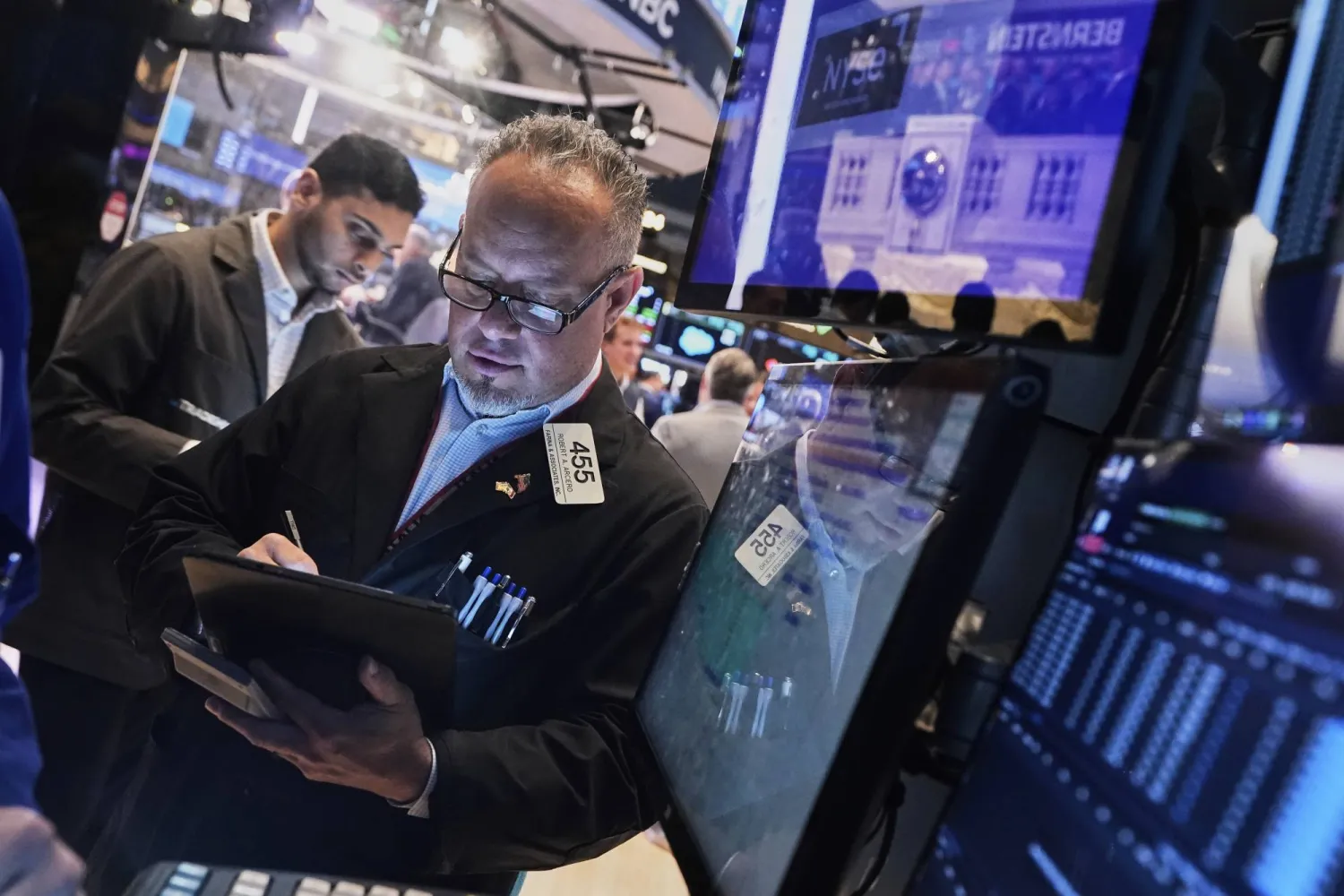 متداول يعمل على أرضية بورصة نيويورك (أ.ب)