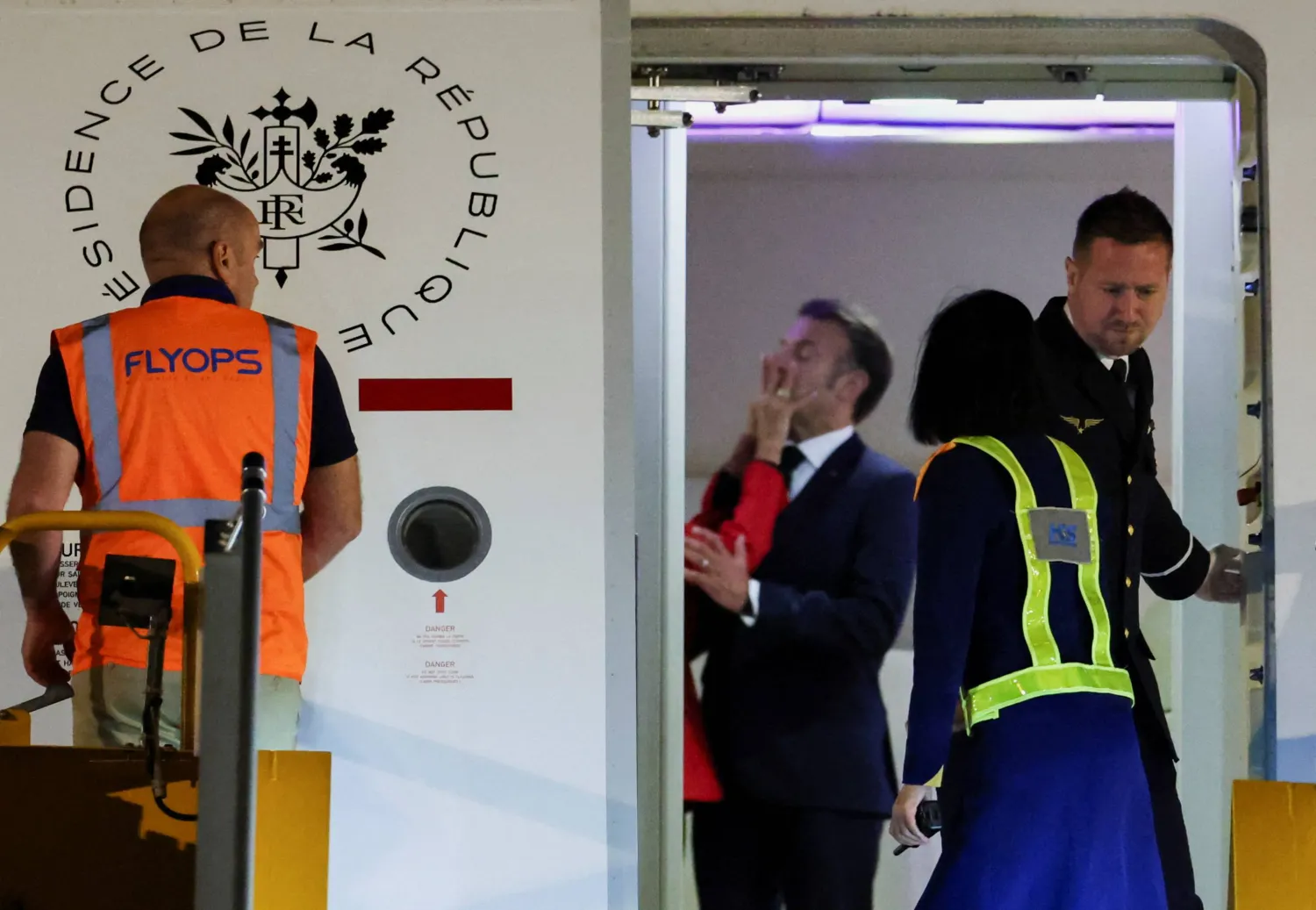 ماكرون يكشف عن حقيقة «صفعة بريجيت» خلال نزولهما من الطائرة في فيتنام