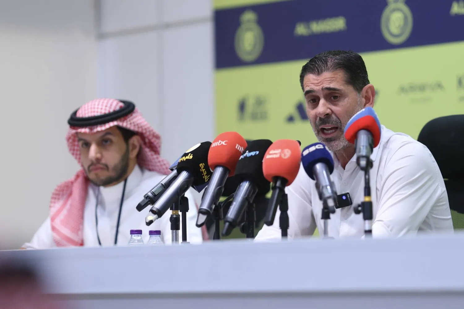 شهد المؤتمر الصحافي الذي عقده المدير الرياضي لنادي النصر الإسباني فيرناندو هييرو لتوضيح بعض الأمور المتداولة تجاذباً إعلامياً كبيراً (تصوير: عبد العزيز النومان) 