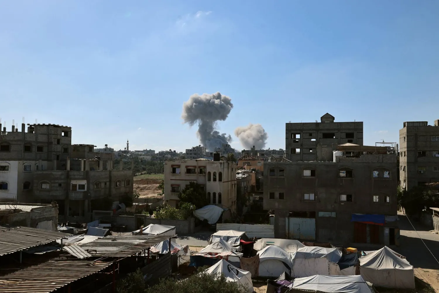 قصف إسرائيلي على مفترق السرايا بوسط مدينة غزة (أ.ف.ب)