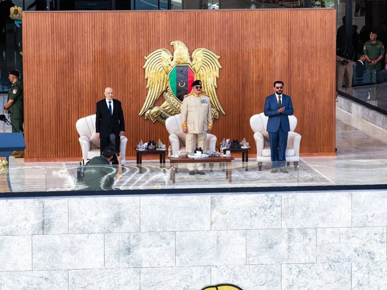 حمّاد على يسار حفتر في حضور عقيلة صالح خلال الاحتفال بـ«عملية الكرامة» (القيادة العامة)