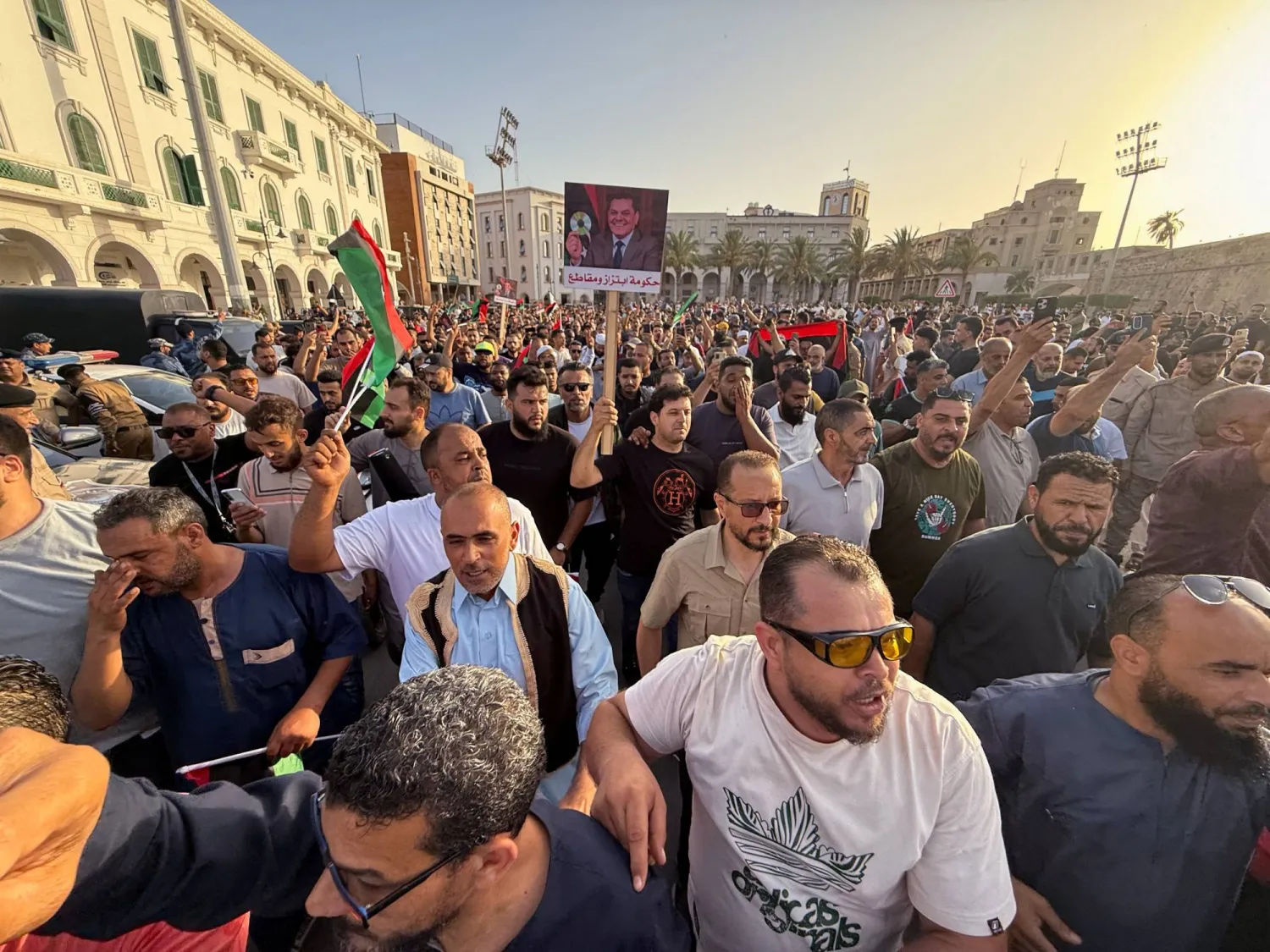 جانب من المظاهرات المطالبة برحيل الدبيبة (رويترز)