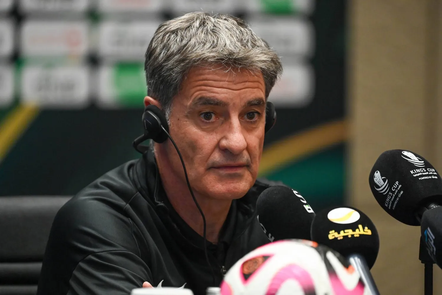 ميشيل غونزاليس مدرب القادسية في المؤتمر الصحافي (تصوير: علي خمج)