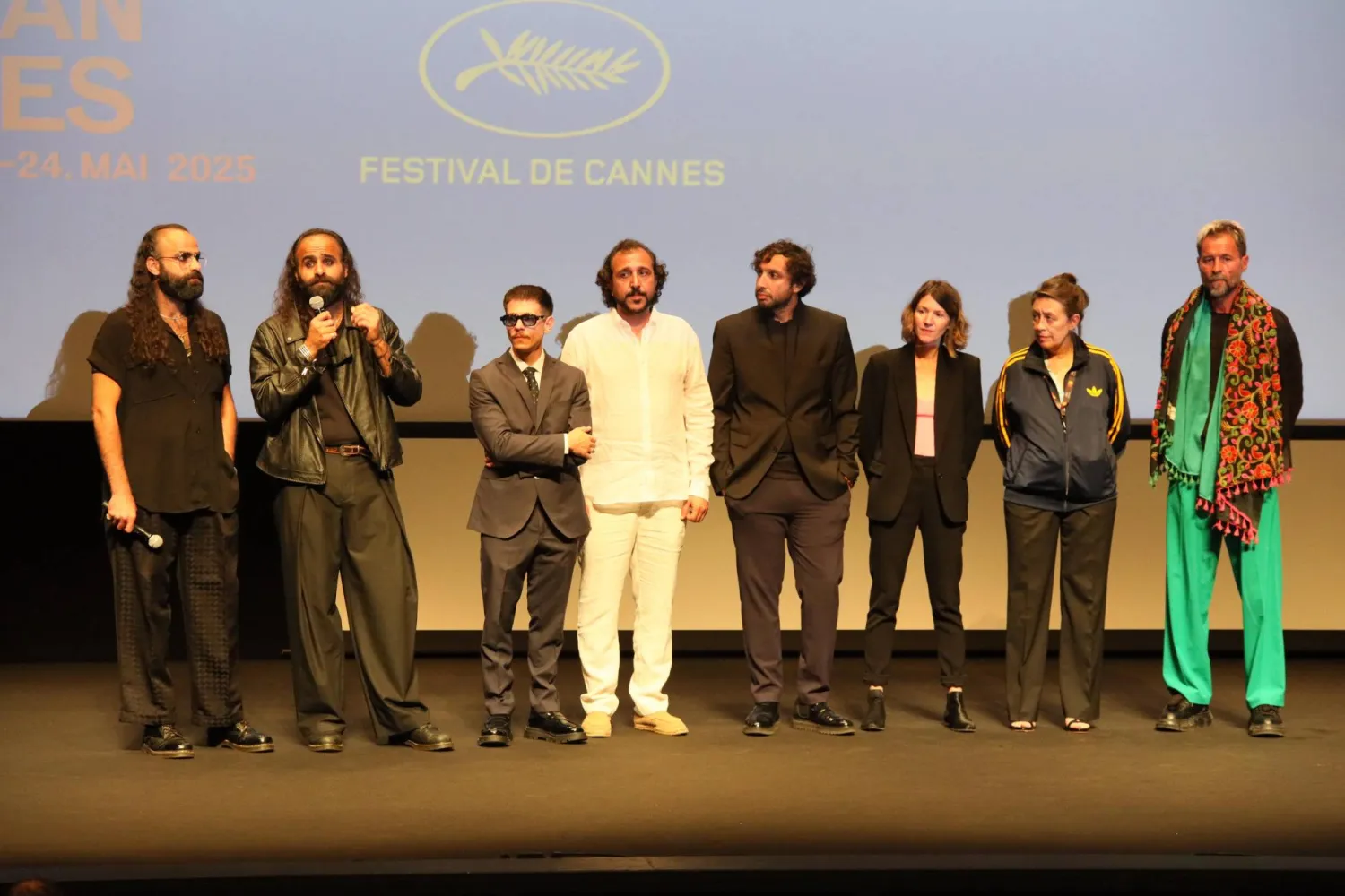 صُناع الفيلم على خشبة المسرح بعد العرض الأول في مهرجان «كان» - الشركة المنتِجة