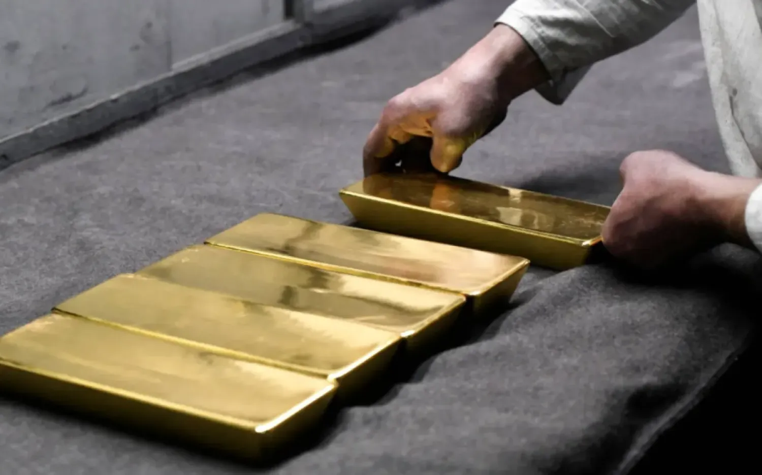 FILE PHOTO: An employee places ingots of 99.99 percent pure gold in a workroom at the Novosibirsk precious metals refining and manufacturing plant in the Siberian city of Novosibirsk, Russia, September 15, 2023. REUTERS/Alexander Manzyuk/File Photo
