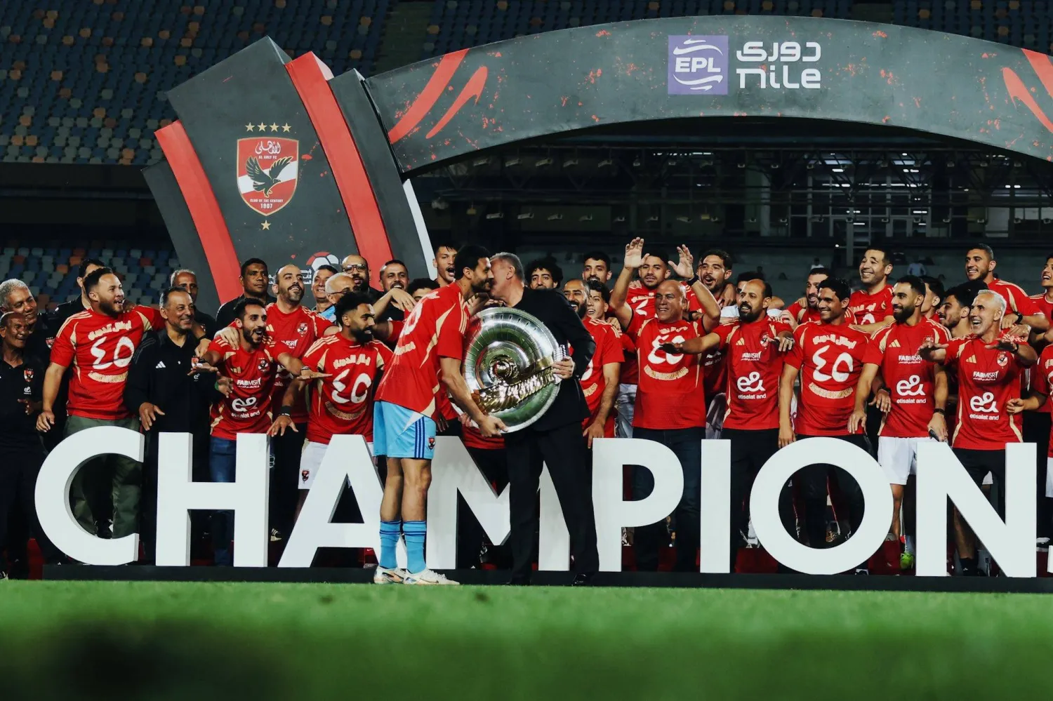 الأهلي يحتفل بتتويجه بلقب الدوري الممتاز في احتفالية أقامتها رابطة الأندية المصرية المحترفة (صفحة الأهلي على فيسبوك)