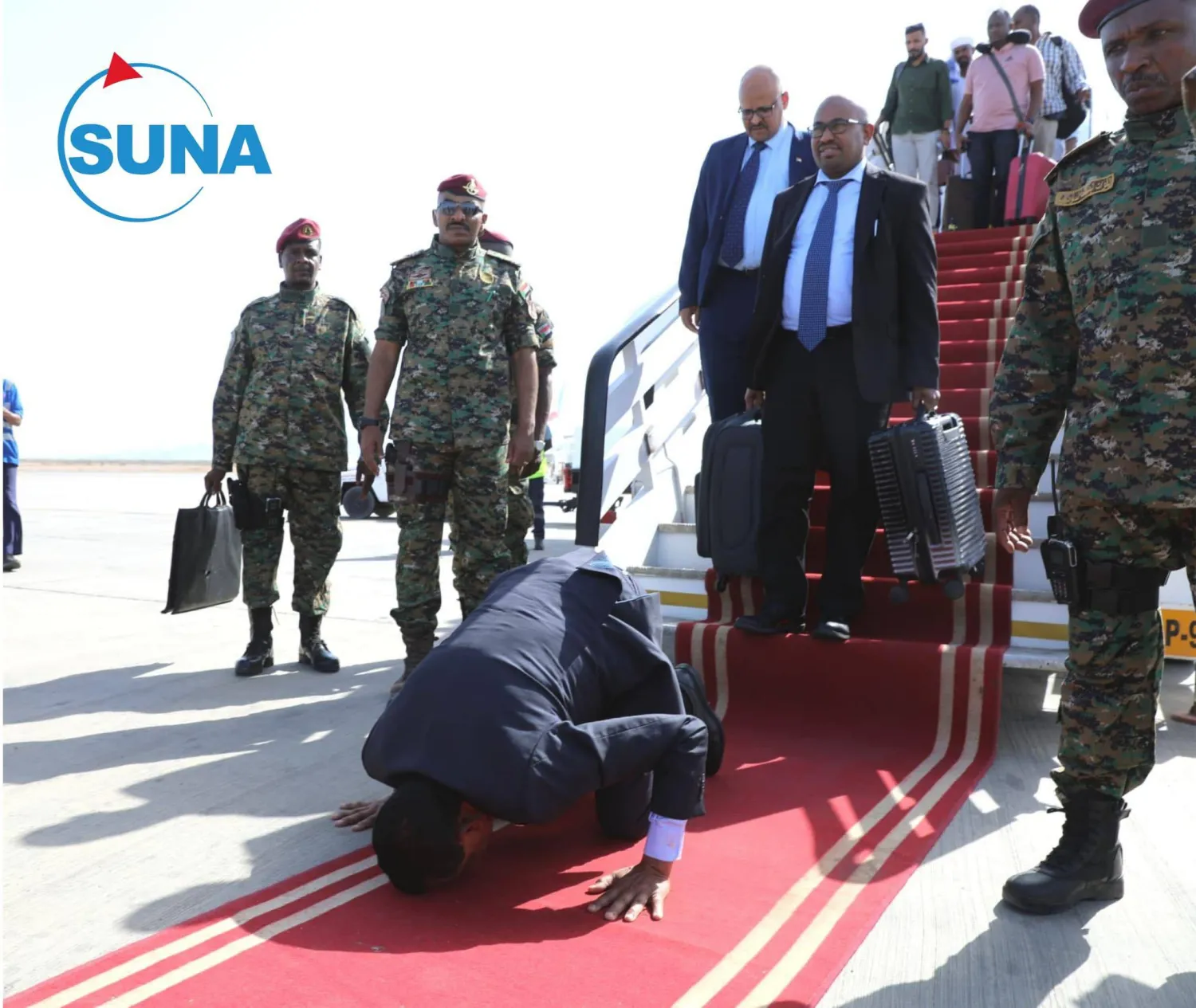 رئيس الوزراء يسجد لله عقب نزوله من الطائرة (سونا)