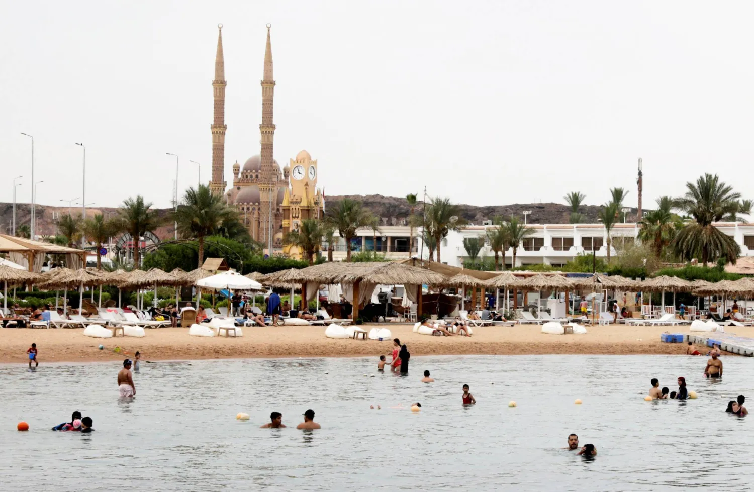 سياح على أحد شواطئ مدينة شرم الشيخ المصرية في سيناء (رويترز)