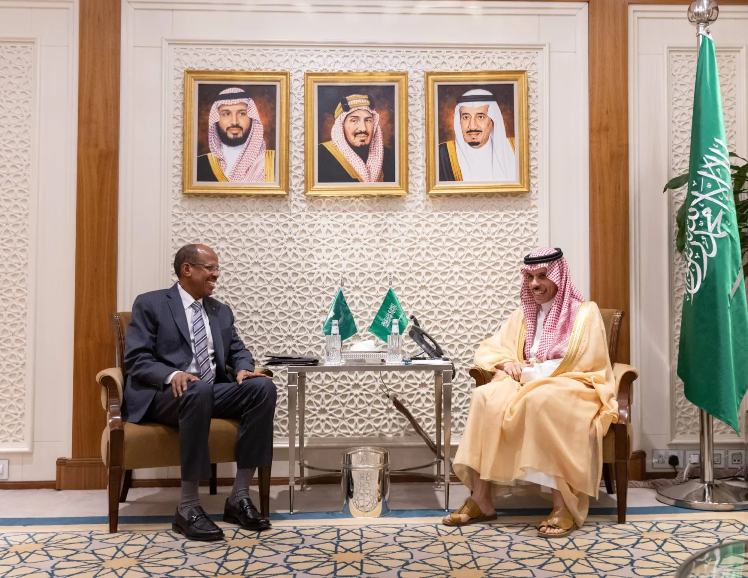 الأمير فيصل بن فرحان لدى استقباله محمود يوسف في الرياض الخميس (الخارجية السعودية)