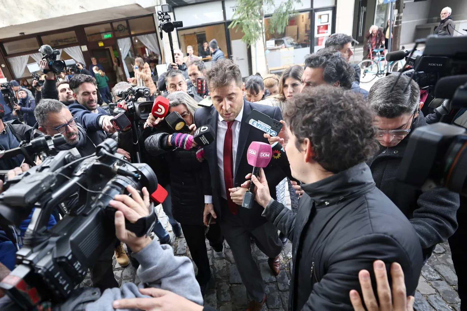 أنكر المتهمون تُهم «القتل مع وجود نية مبيّتة» في معاملة مارادونا (رويترز)