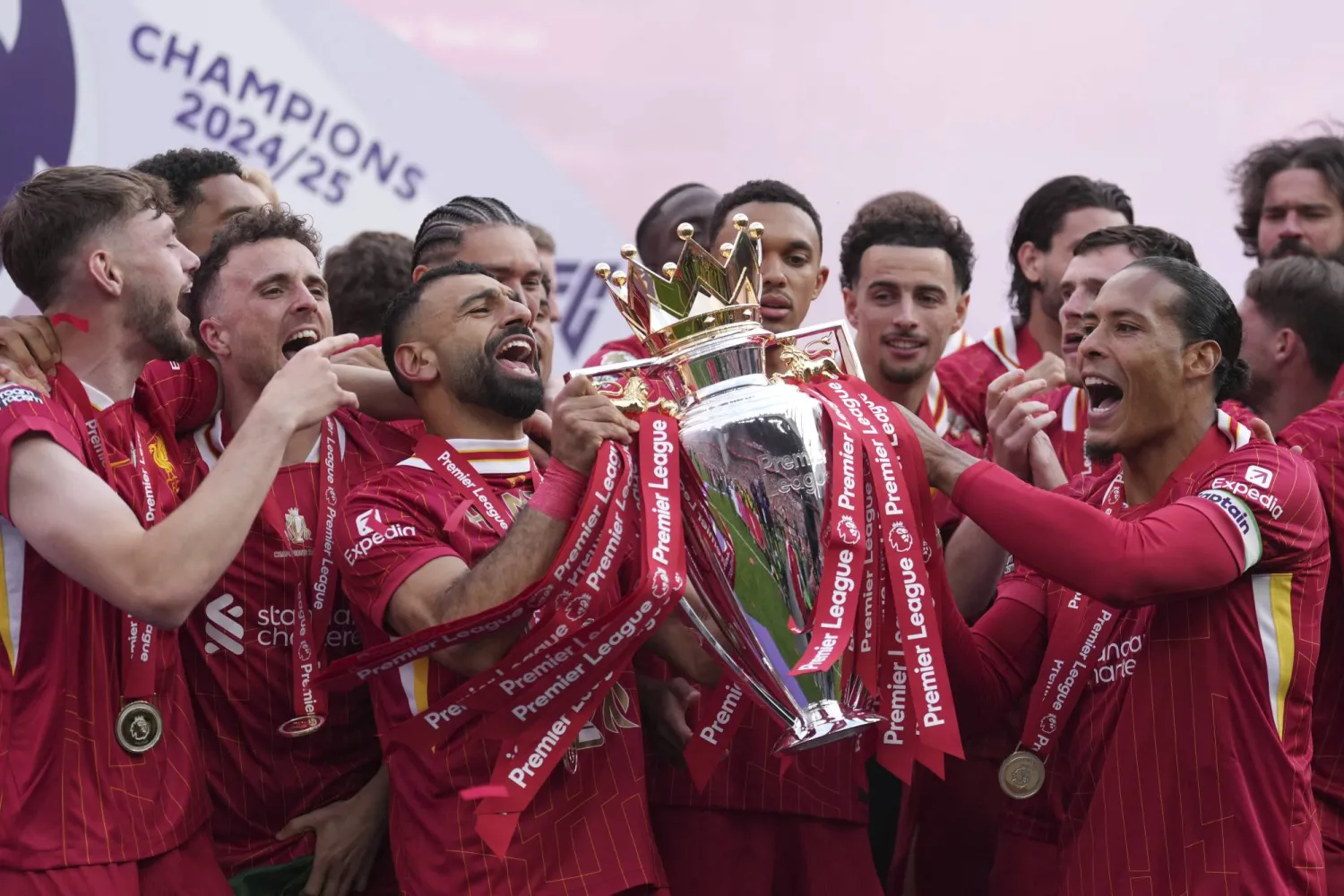 محمد صلاح قاد ليفربول لحسم لقب الدوري الإنجليزي الممتاز قبل نهاية الموسم بعدة جولات (أ.ب)