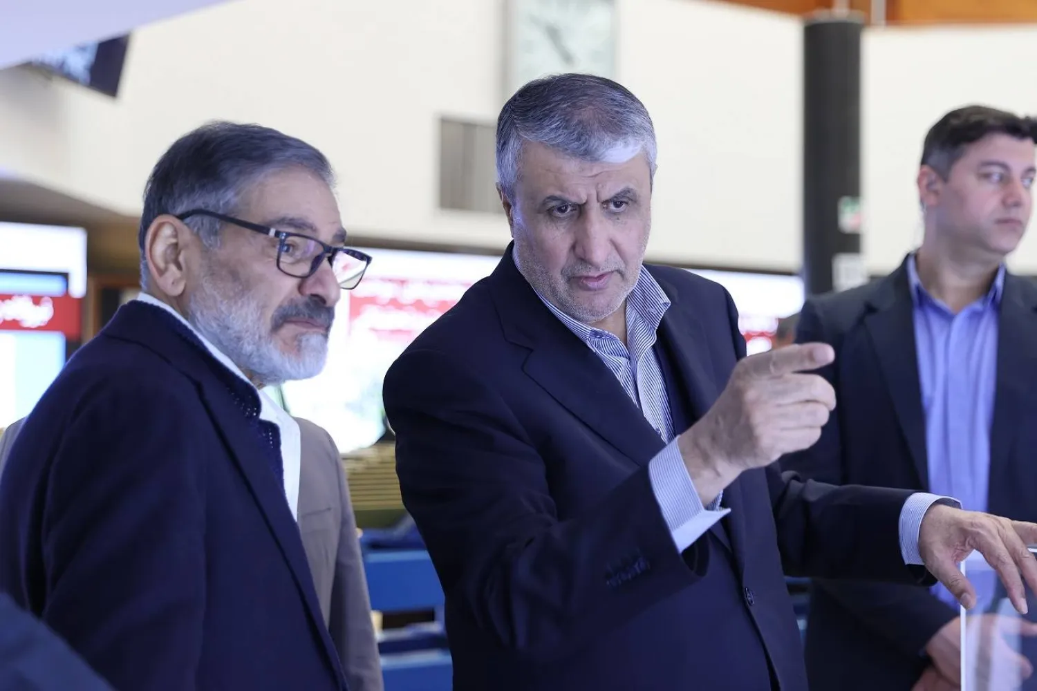 صورة نشرتها المنظمة الإيرانية للطاقة الذرية لرئيسها محمد إسلامي لدى استقباله شمخاني في معرض للصناعة النووية أبريل الماضي