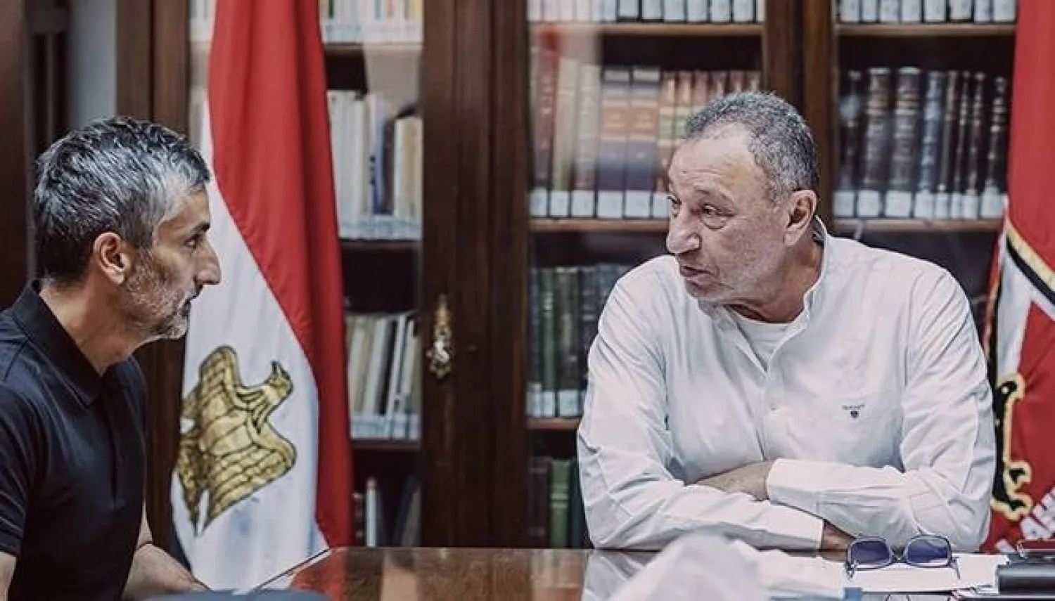 محمود الخطيب رئيس الأهلي خلال اجتماعه بالمدرب الجديد (النادي الأهلي)