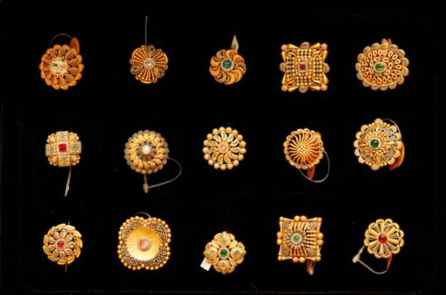 قطع ذهبية للبيع داخل محل مجوهرات في سريناغار (رويترز)