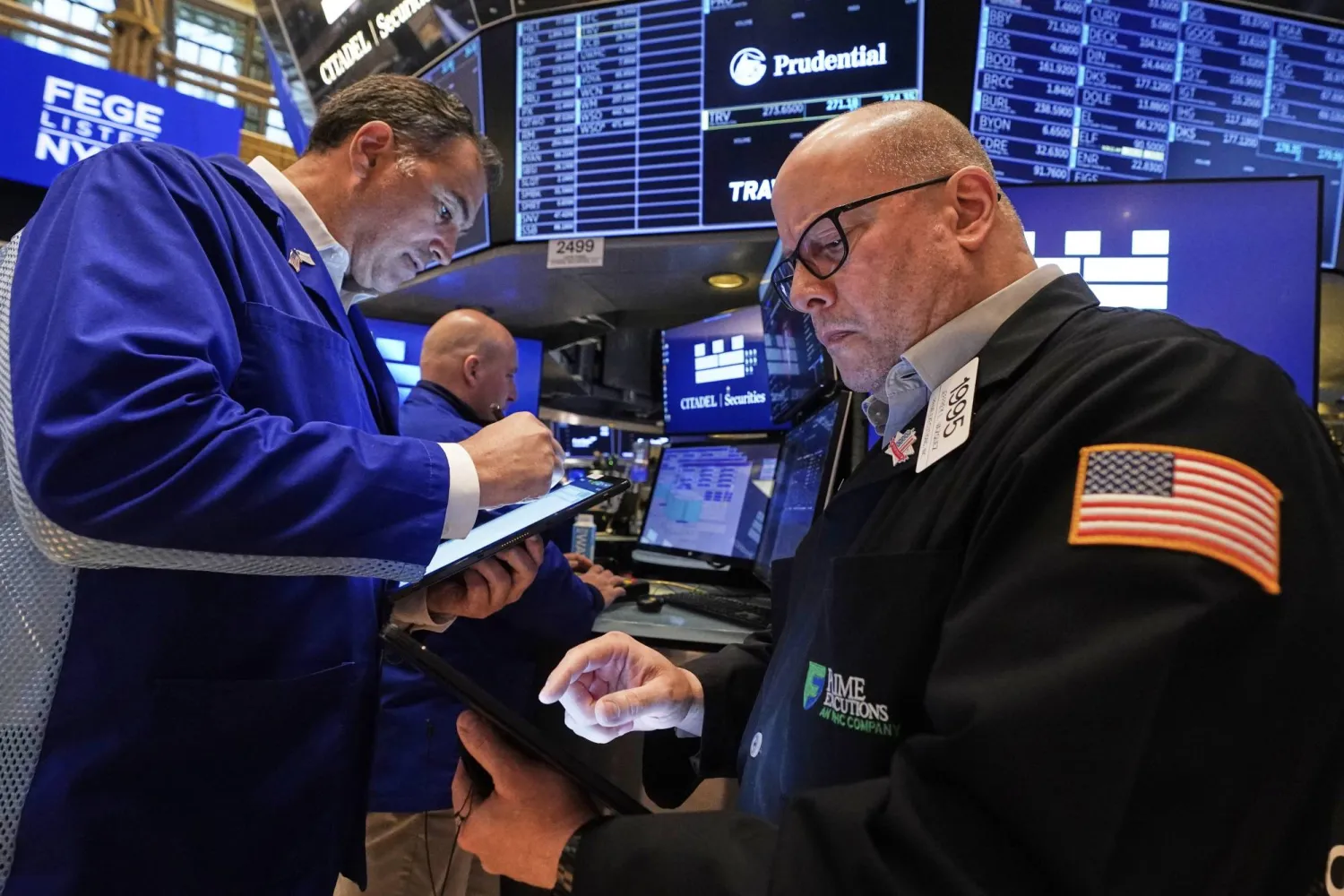 متداولون يعملون في بورصة نيويورك (أ.ب)
