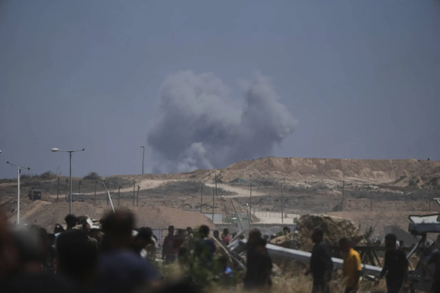 الدخان يتصاعد في أعقاب قصف إسرائيلي على جنوب غزة (أ.ب)