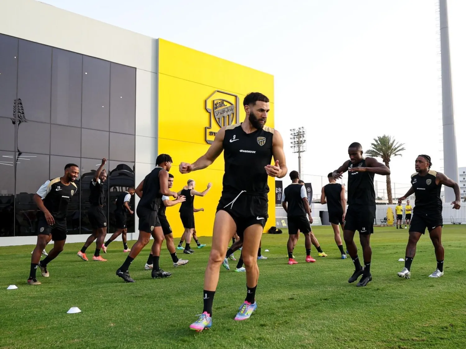 كريم بنزيمة تقدم لاعبي الاتحاد في التحضيرات للنهائي (نادي الاتحاد)