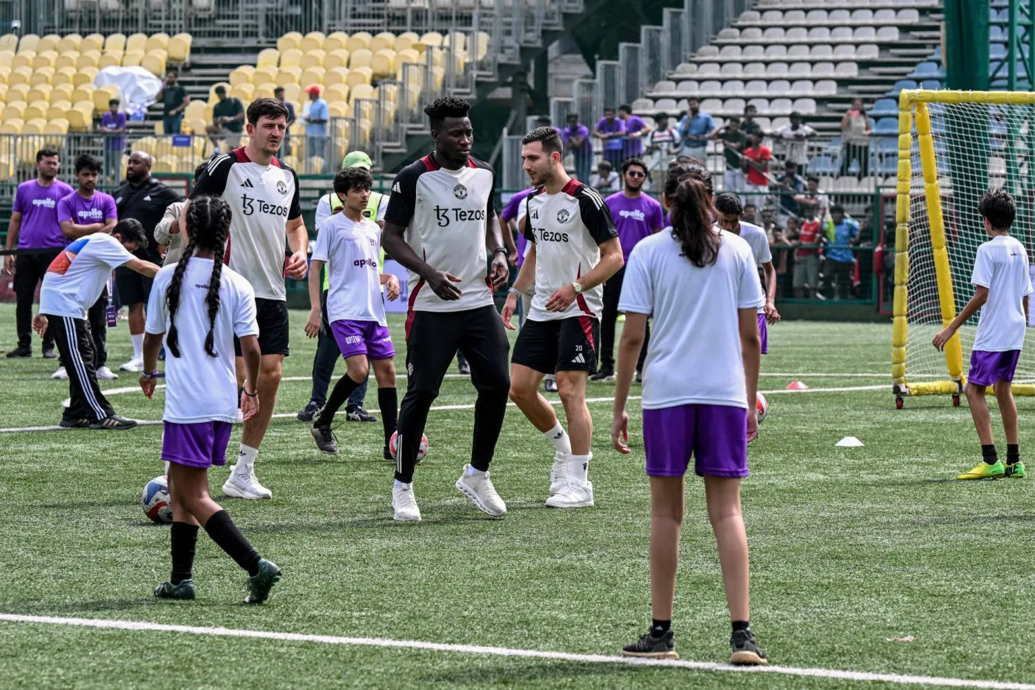 الغريب أن أندريه أونانا نال الاهتمام الأكبر، فقد هتف باسمه الجمهور منذ فترة الإحماء (أ.ف.ب)