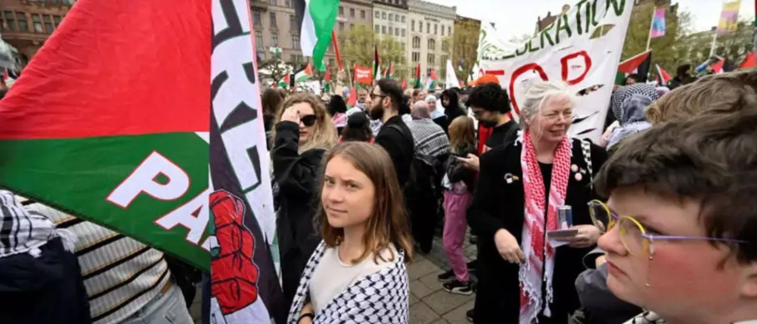 الناشطة المناخية غريتا ثونبرغ في مالمو خلال احتجاج مؤيد للفلسطينيين خارج الصالة التي ستستقبل نهائيات «يوروفيجن 2024» (أرشيفية - رويترز)