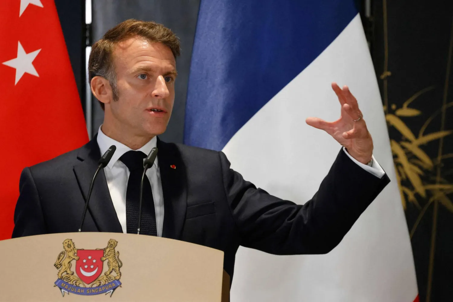 الرئيس الفرنسي إيمانويل ماكرون يتحدث في مؤتمر صحافي بسنغافورة (أ.ف.ب)