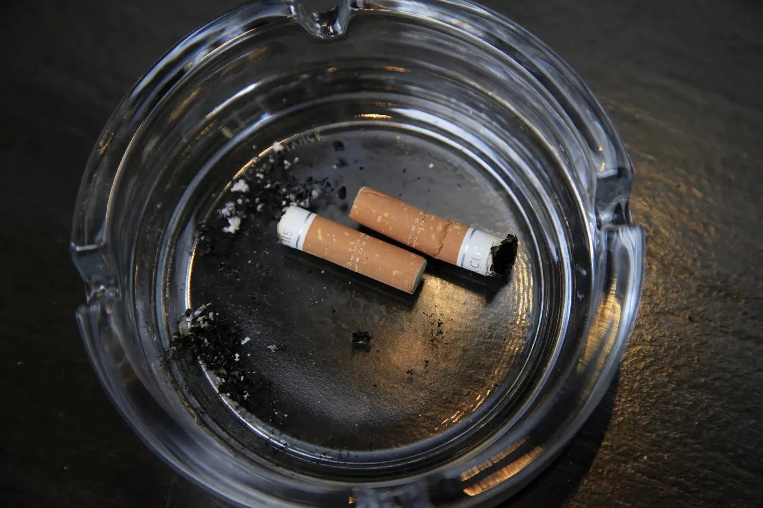 An ashtray with cigarette butts. REUTERS/Stefan Wermuth
