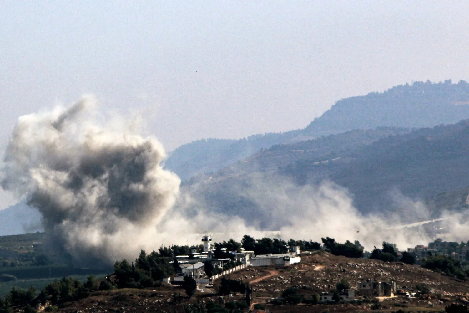 صورة ملتقطة في 7 أغسطس 2024 في بلدة كفركلا بجنوب لبنان تظهر تصاعد دخان كثيف إثر غارة جوية إسرائيلية (د.ب.أ)
