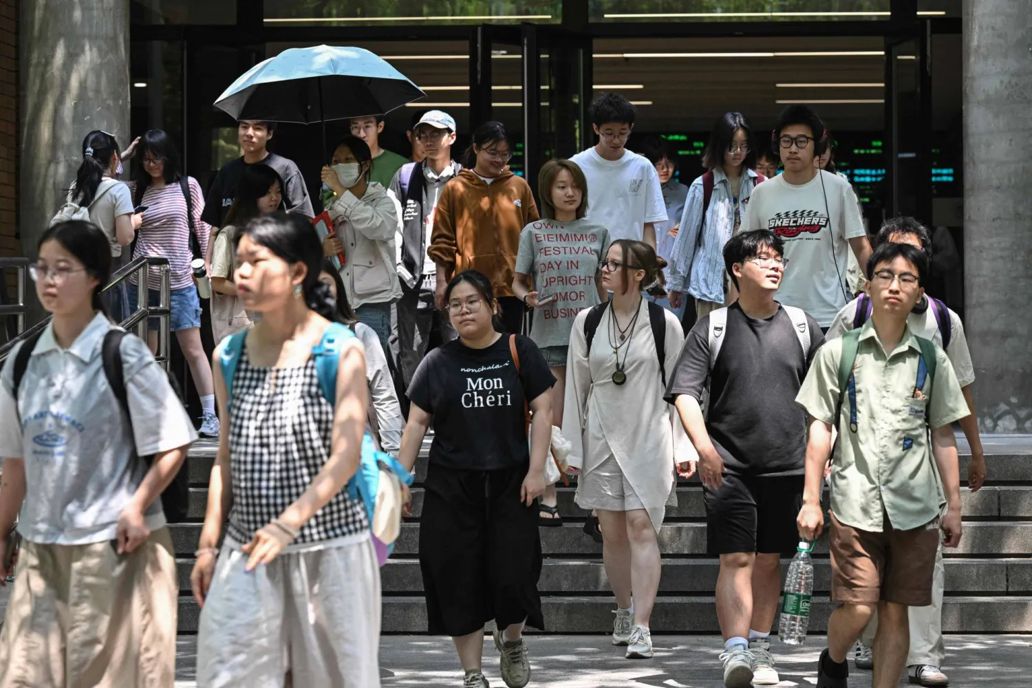 طلاب يتجولون في جامعة بكين للدراسات الأجنبية بالصين... 29 مايو 2025 (أ.ف.ب)