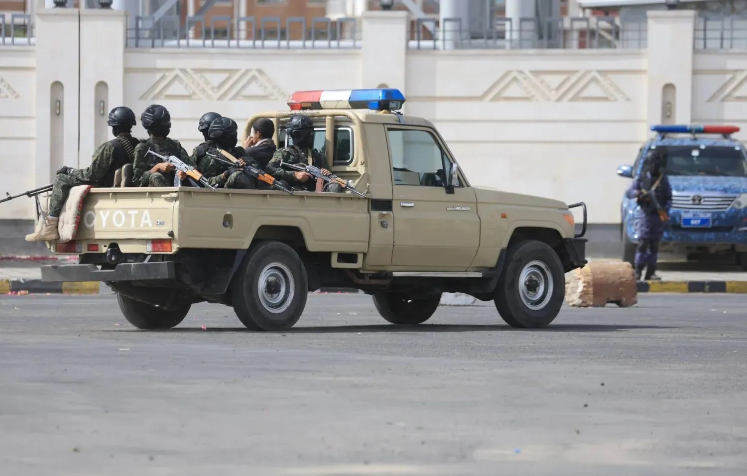 عناصر يتبعون أحد أجهزة الاستخبارات خلال جولة لهم وسط صنعاء (إ.ب.أ)