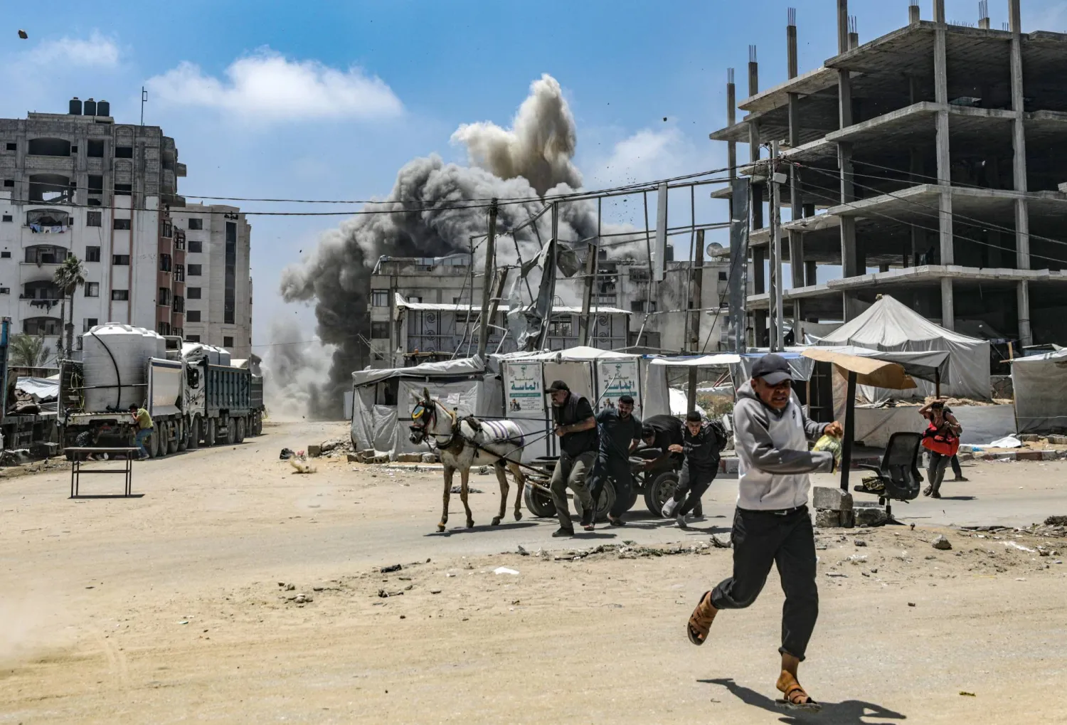 الدخان يتصاعد عقب غارة إسرائيلية على مدينة غزة... الجمعة (إ.ب.أ)