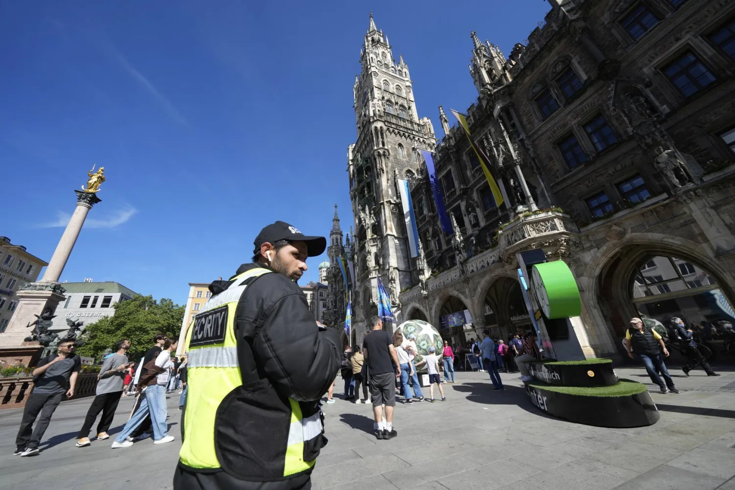 هناك انتشار واسع النطاق للشرطة في العاصمة ومحيطها (أ.ب)