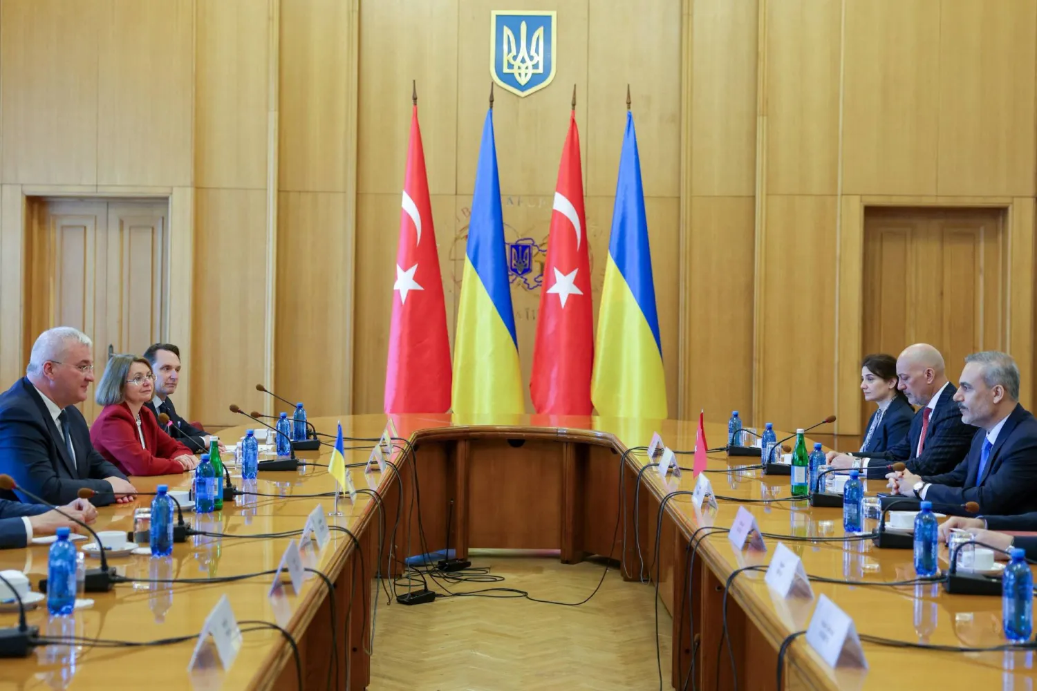 جانب من لقاء وزير الخارجية التركي هاكان فيدان ونظيره الأوكراني أندريه سيبيها  (إ.ب.أ)