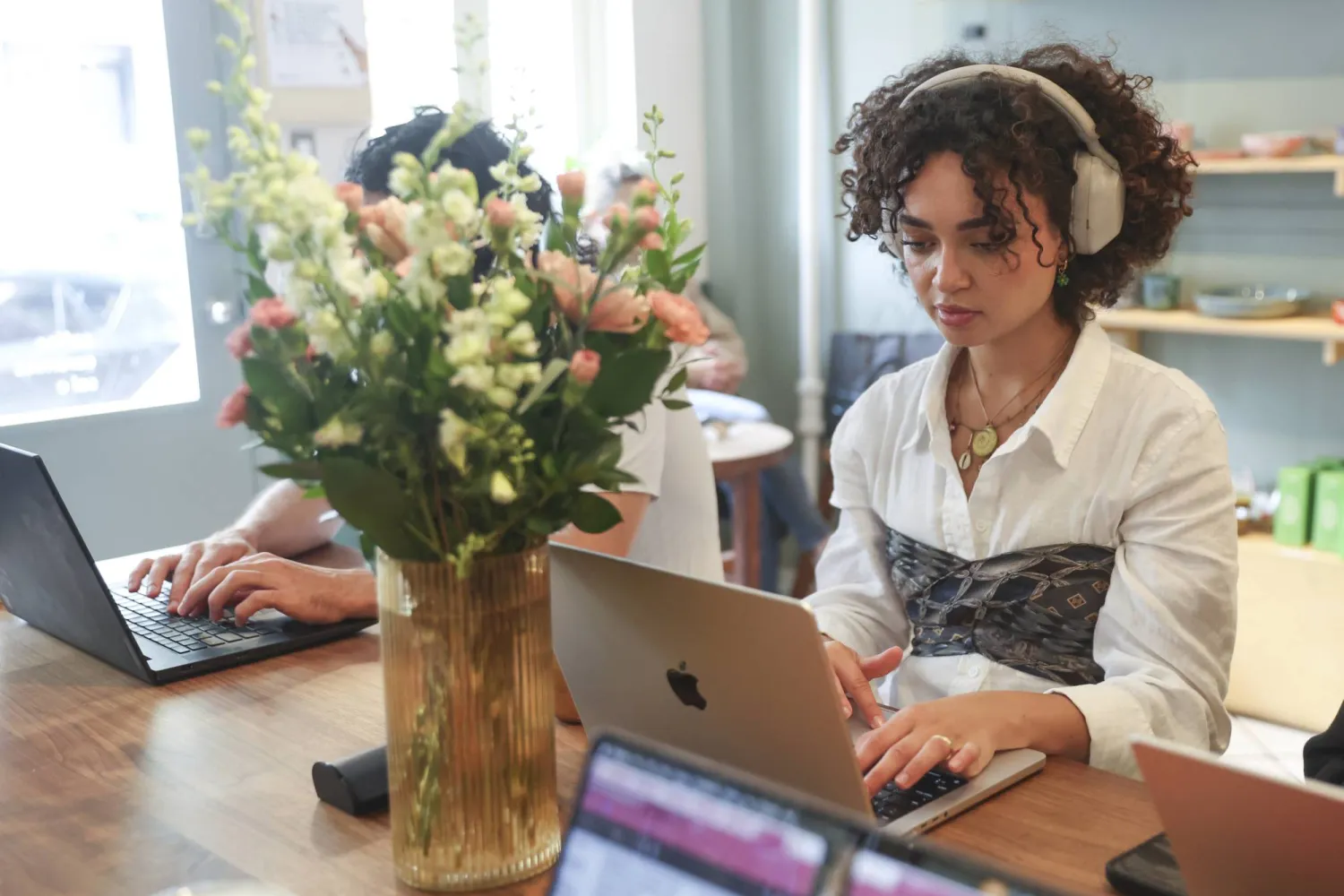 شابة تعمل داخل أحد المقاهي في نيويورك (أ.ب)