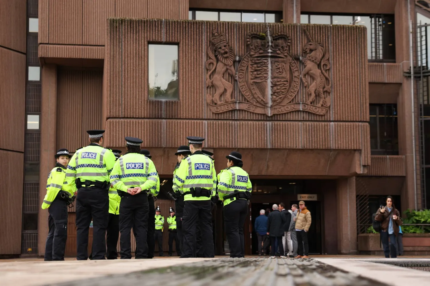 تعزيزات أمنية خارج مقر محاكمة المتهم بحادث الدهس بليفربول (إ.ب.أ)