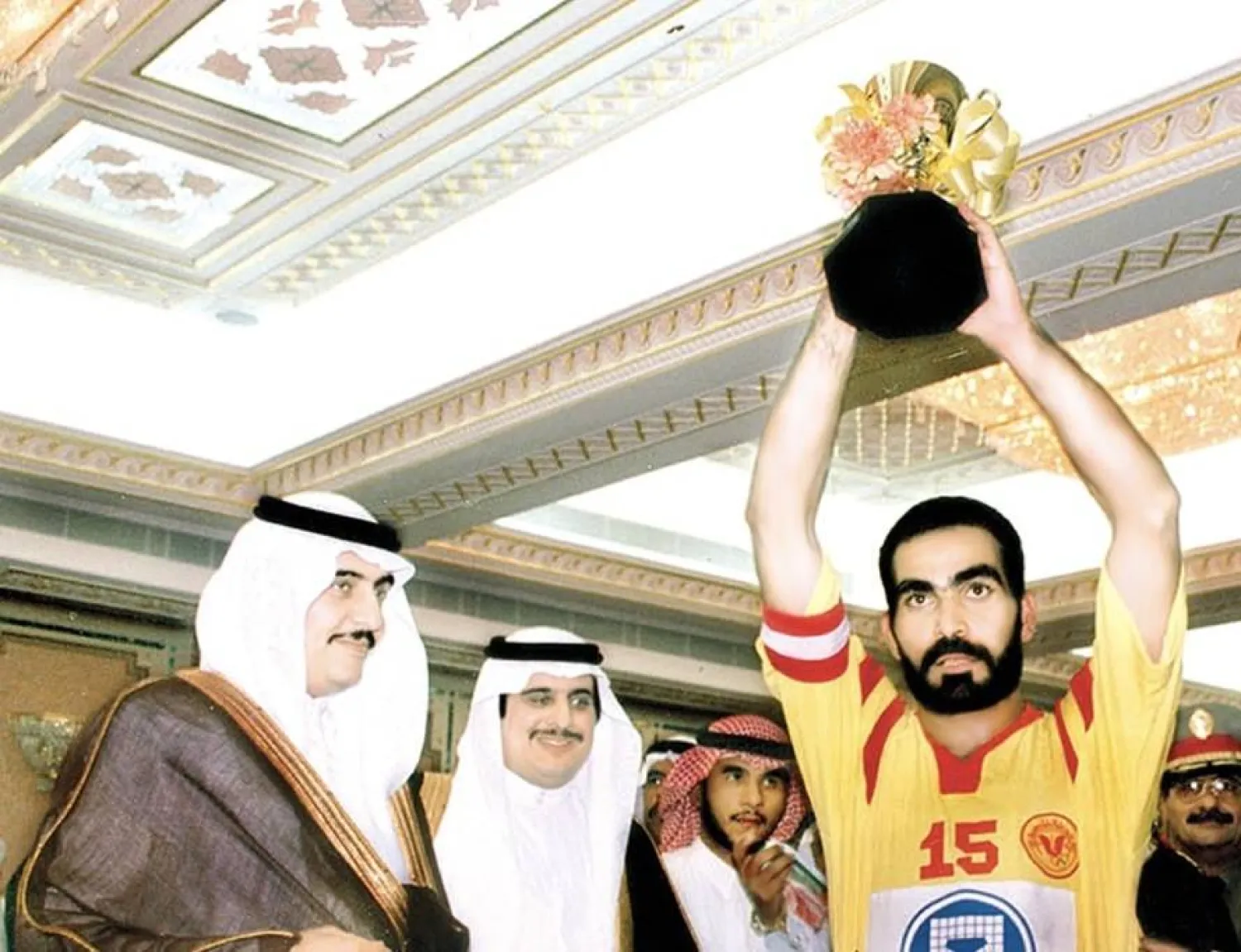 عبد الرحمن بورشيد أحد الهدافين التاريخيين في نادي القادسية خلال التتويج بإحدى البطولات (نادي القادسية)