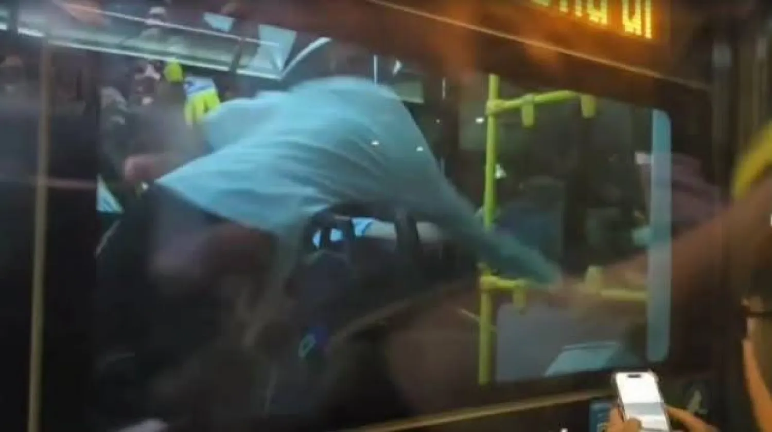 أحد مشجعي الفريق الإسرائيلي يعتدي على سائق حافلة عربي بعد خسارة فريقه (هيئة البث الإسرائيلية)