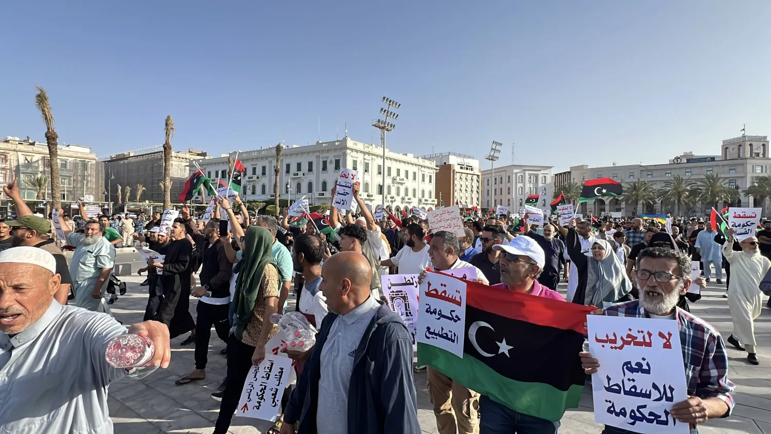 متظاهرون ليبيون في «ميدان الشهداء» بطرابلس في 23 مايو الحالي (إ.ب.أ)