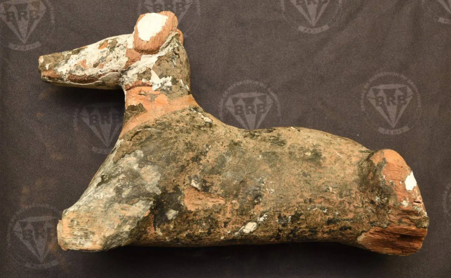 تمثال خشبي لـ«أنوبيس» على شكل «ابن آوى» من الآثار العائدة لمصر (وزارة السياحة والآثار المصرية)