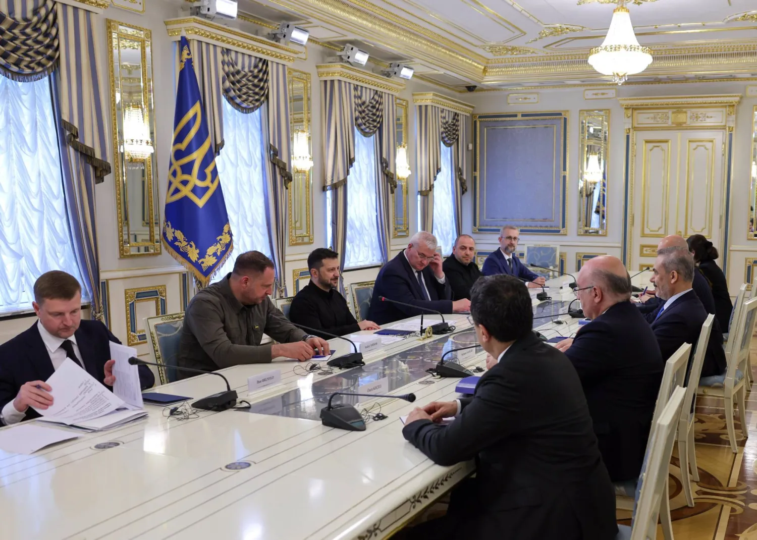 وزير الخارجية التركي هاكان فيدان أجرى محادثات مع الرئيس الأوكراني فولودمير زيلينسكي والمسؤولين في حكومته في كييف الجمعة (الخارجية التركية)