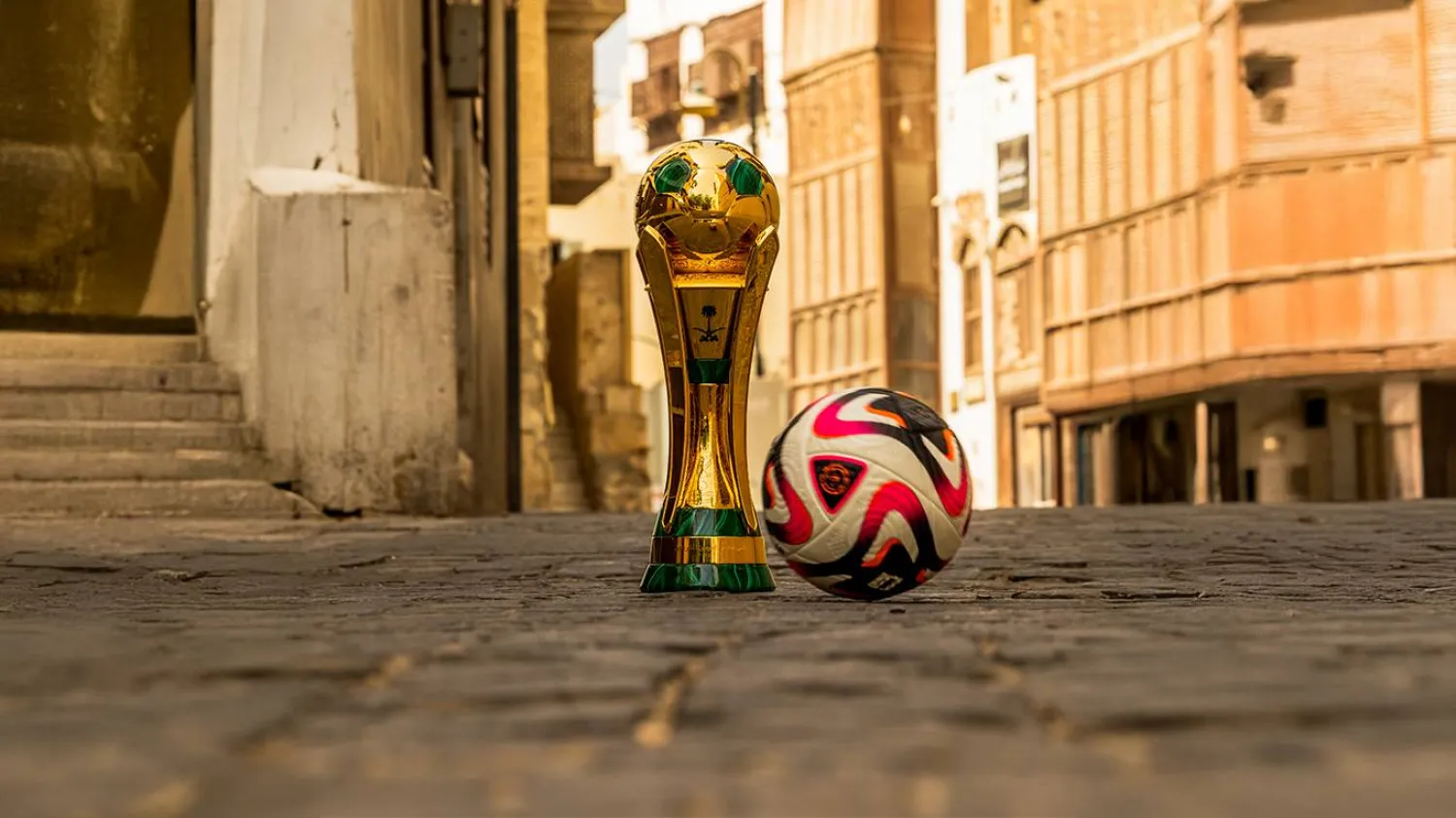 يبلغ ارتفاعها 54 سنتيمتراً فيما يصل وزنها إلى 9.32 كيلوغرام (الشرق الأوسط)