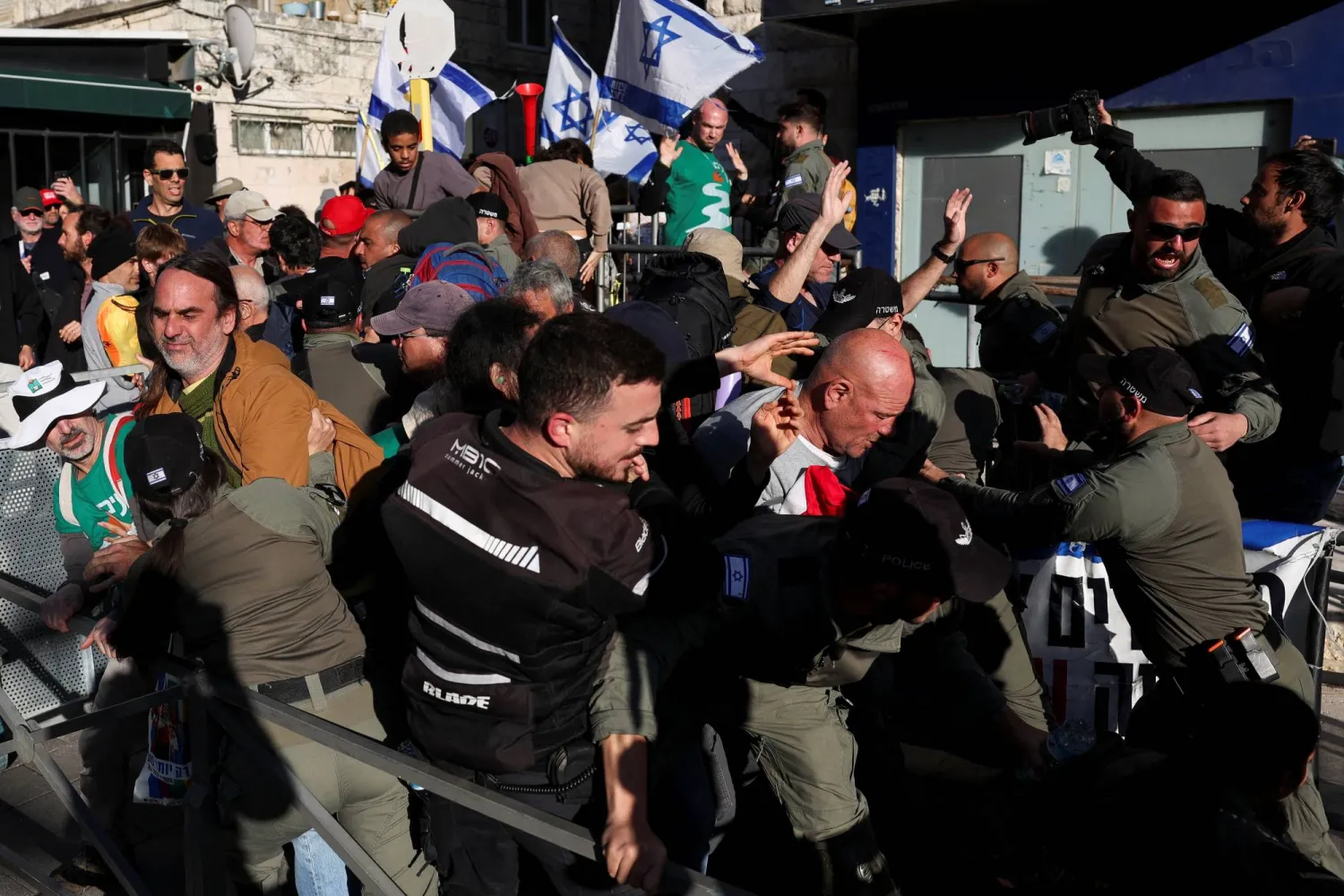 متظاهرون إسرائيليون يشتبكون مع الشرطة بالقدس في مارس الماضي خلال احتجاجات ضد قرارات لنتنياهو (رويترز)