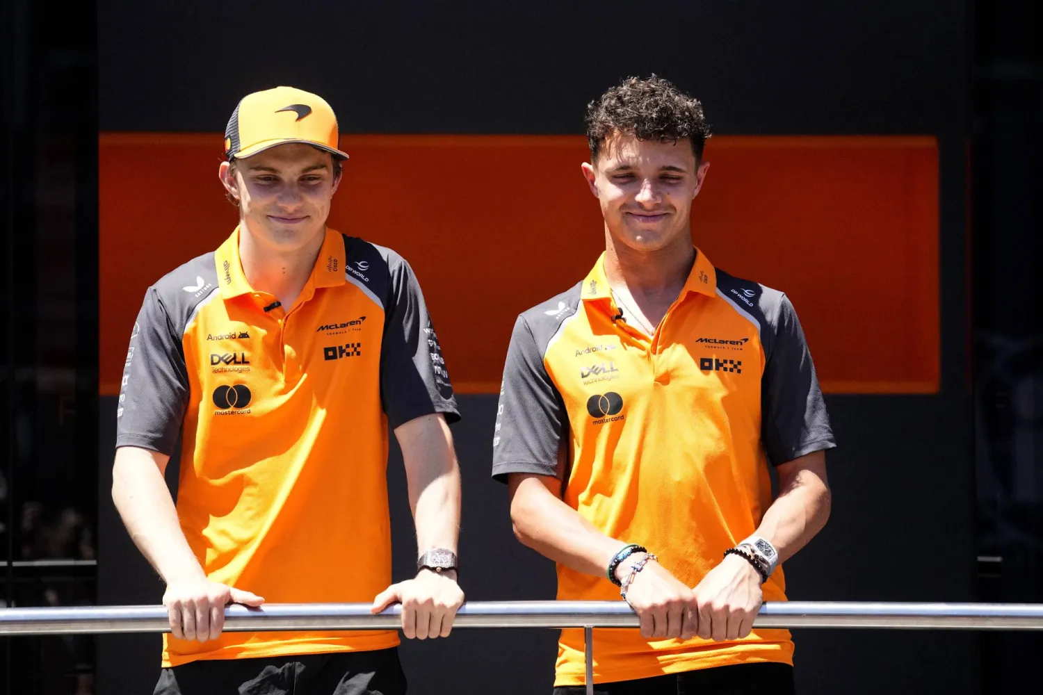 أوسكار بياستري (يسار) وزميله لاندو نوريس سائقا فريق مكلارين (إ.ب.أ)